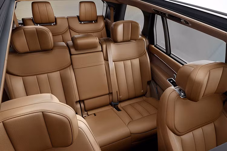 Các mẫu xe Range Rover với hệ truyền động xăng lai điện plug-in hybrid (PHEV) có mức xả thải dưới 30g/km với phạm vi lái xe lên tới 100km theo chứng nhận WLTP ở chế độ lái hoàn toàn bằng điện. Trong thực tế, với chế độ lái hoàn toàn bằng điện, phạm vi lái mong đợi lên đến 80km – đủ để cho khách hàng của Land Rover hoàn thiện 75% hành trình nếu chạy chỉ ở chế độ hoàn toàn bằng điện.