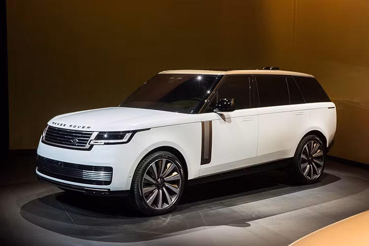 Các chi tiết phẳng và chặt chẽ là đặc điểm nổi bật trên mẫu xe SUV hạng sang Range Rover mới, được tạo ra bằng công nghệ hỗ trợ như thiết kế kính phẳng, với chi tiết hoàn thiện đường viền cửa sổ ẩn và các khớp nối vòm mái xe được hàn laser liền mạch. Hệ thống đèn hậu được thiết kế ẩn và chỉ phát sáng khi hoạt động là chi tiết quan trọng góp phần tạo nên tính đặc trưng của Range Rover mới.