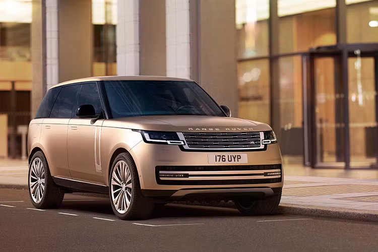 Bản Range Rover SWB P400 First Edition công suất tối đa lên 395 mã lực, mô-men xoắn cực đại 550Nm. Giá bán bản này dự kiến từ 11,699 tỷ đồng. Bản Range Rover LWB P360 Autobiography quay về động cơ 355 mã lực nhưng sở hữu trang bị tốt hơn cùng khả năng nâng cấp lên cấu hình 7 chỗ có giá khởi điểm 11,079 tỷ đồng. Range Rover LWB P530 Autobiography trang bị động cơ BMW V8 4,4 lít 523 mã lực, mô-men xoắn cực đại 750Nm với giá bán tiêu chuẩn dự kiến từ 16,199 tỷ đồng.