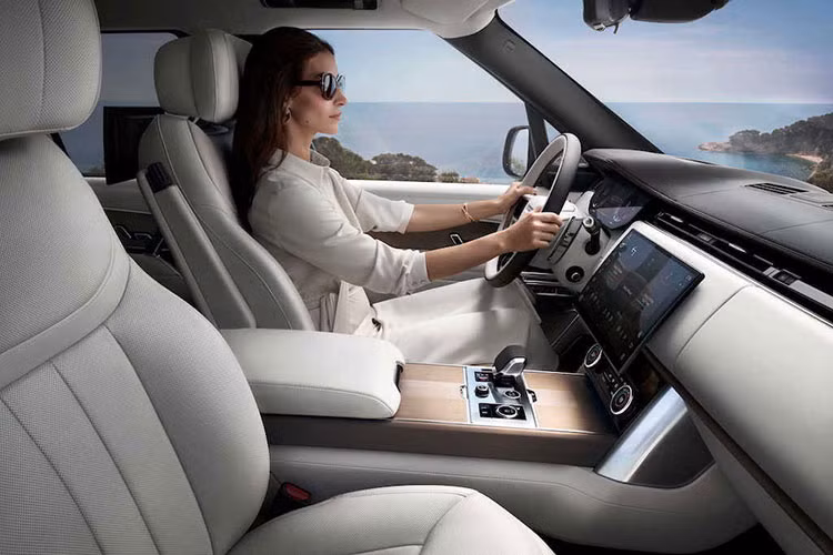 Một loạt các công nghệ tiên tiến góp phần hình thành nên sự tiện nghi và tinh tế của Range Rover mới. Công Nghệ Khử Tiếng Ồn Chủ Động thế hệ thứ ba mới mang lại không gian nội thất yên tĩnh nhất khi vận hành trên đường. Sự thoải mái và sức khỏe đều được tăng cường nhờ Hệ Thống Lọc Không Khí Trong Khoang Nội Thất, kết hợp công nghệ nanoe X kép...