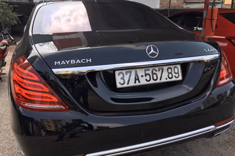 Chiếc Mercedes-Maybach S600 trong bài viết thuộc quyền sở hữu của đại gia sinh sống tại Nghệ An mang biển kiểm soát 37A-56789. Theo giới luận biển, đây là cách chơi biển số tiến hay còn gọi là sảnh. Dãy số 567.89 được cho là anh cả trong biển sảnh và mang hàm ý "san bằng tất cả".