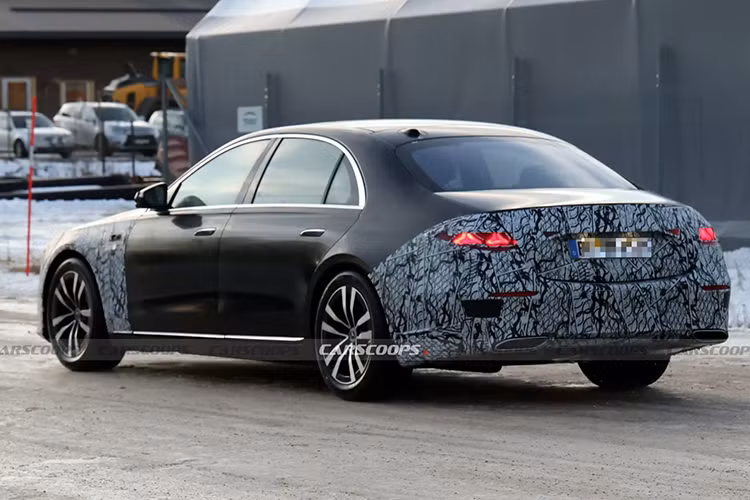 Mặc dù có sự thay đổi lớn ở phần đầu xe, phần thân của S-Class 2026 vẫn giữ nguyên bởi chi phí thay thế các tấm ốp thân xe là khá cao, ngay cả đối với một thương hiệu hạng sang như Mercedes. Đuôi xe cũng có một số điều chỉnh với cụm đèn hậu LED được thiết kế lại.