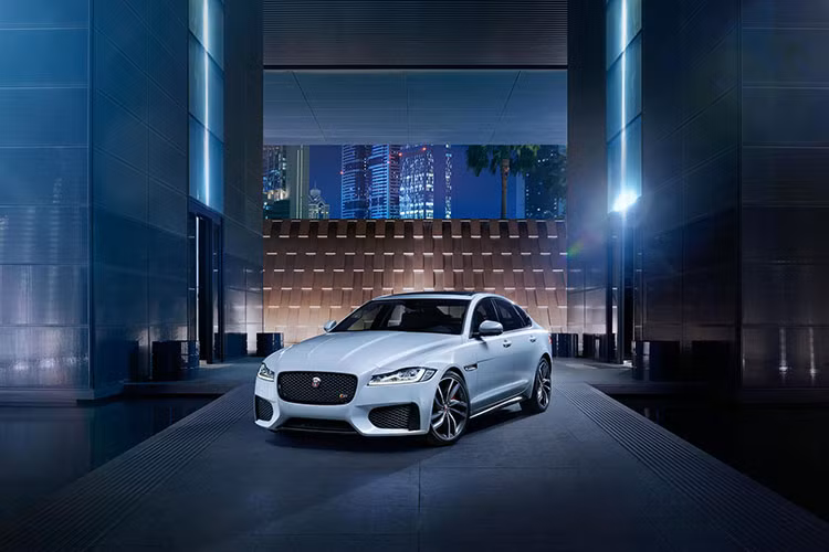 Nằm trong phân khúc sedan cỡ trung hạng sang, cạnh tranh trực tiếp với Mercedes-Benz E-Class, BMW 5 Series, Audi A6… Jaguar XF mang phong cách riêng, đậm truyền thống xe quý tộc Anh quốc và hi vọng sẽ là điẻm nhấn trong phân khúc xe sang hạng trung tại thị trường Việt Nam. 