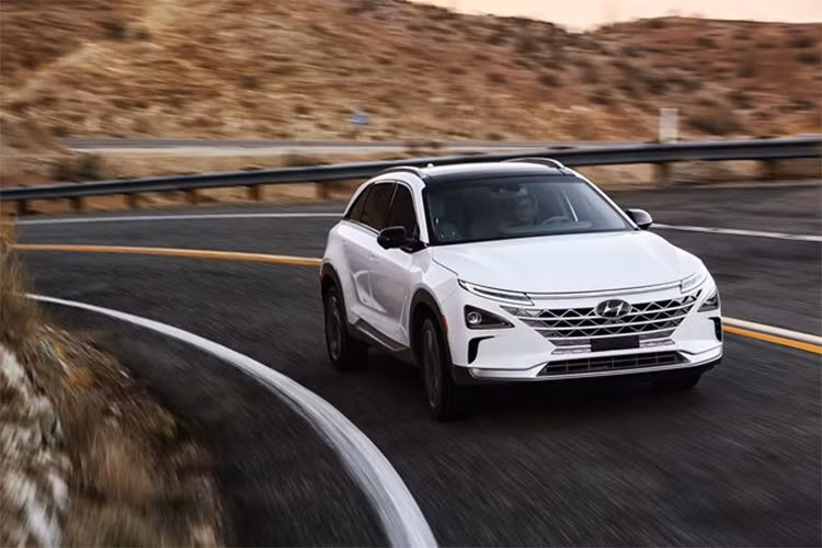 Xe ôtô điện Hyundai Nexo được chế tạo dựa trên nền tảng chuyên biệt, cho phép nó cắt giảm tối đa trọng lượng, nhẹ hơn, nhanh hơn và rộng hơn Tucson FCV. Ngoài ra, hệ truyền động, hệ thống pin trên xe cũng được Hyundai nâng cấp nhằm mang lại khả năng đi xa hơn của Nexo.