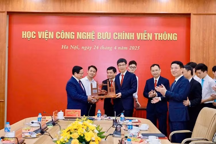 Tho moc Bac Ninh lam “xe tang go” tang Thu tuong dip le 30/4
