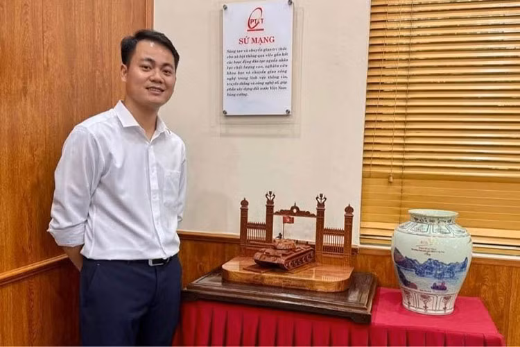 Tho moc Bac Ninh lam “xe tang go” tang Thu tuong dip le 30/4-Hinh-3