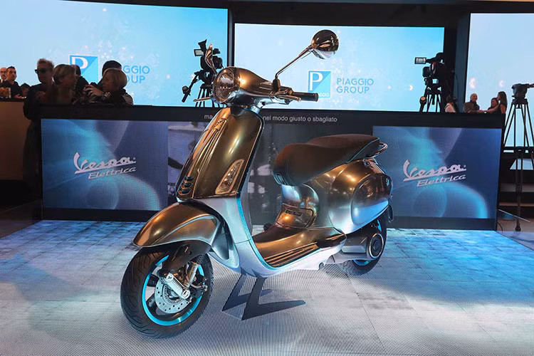 Với mức giá này, Vespa Elettrica sẽ còn đắt hơn cả phiên bản đặc biệt Notte của chiếc GTS 300 Super tại châu Âu (6.180 Euro). Tuy nhiên, Vespa cũng đưa ra phương án trả góp 99 Euro/tháng, với số tiền trả trước khá nhỏ. Phương án trả góp này cũng sẽ kèm theo dịch vụ Vespa Care với các dịch vụ bảo dưỡng trong 36 tháng hoặc 10.000km, gói gia hạn bảo hành 12 tháng cùng các tiện ích khác như kiểm tra pin định kỳ...