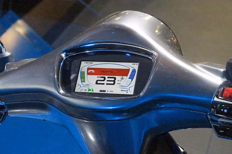 Xét tới hiệu năng, xe ga Vespa Elettrica sẽ tương đương với những chiếc scooter 50cc hiện tại. Xe sẽ được trang bị một mô-tơ điện không chổi than với công suất liên tục 2 kW (2,7 mã lực) và công suất tối đa 4kW (5,4 mã lực). Tuy nhiên mô-men xoắn của động cơ này lên tới hơn 200Nm.