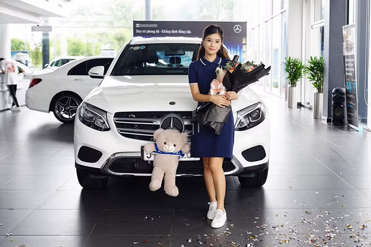 Nữ diễn viên và ca sĩ trẻ Hoàng Yến Chibi mới đây đã kỷ niệm 2 năm quay bộ phim "Tháng Năm Rực Rỡ" bằng cách tậu cho mình chiếc SUV hạng sang Mercedes-Benz GLC 200 mới rất cá tính và đang là lựa chọn hàng "hot" của giới showbiz Việt.