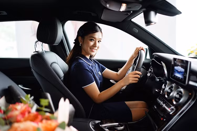 GLC 200 còn có nhiều tính năng đáng giá như Ga tự động Cruise Control và kiểm soát tốc độ tối đa SPEEDTRONIC; ECO Start/Stop; Gương chiếu hậu chống chói tự động; Khởi động bằng nút bấm KEYLESS START; Hệ thống điều hòa tự động độc lập 2 vùng THERMATIC; 2 ghế trước điều khiển điện với 3 vị trí nhớ ghế; Đóng mở cốp bằng điện EASY PACK, có hỗ trợ chống kẹt.
