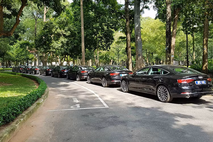 Mức giá cho mẫu xe Audi A5 Sportback 2.0L - 7AT mới là 2,45 tỷ đồng. Audi A6 1.8L - 7AT: 2,22 tỷ đồng. Audi A7 3.0L - 7AT: 2,94 tỷ đồng. Audi A8L 3.0L - 8AT: 4,77 tỷ đồng. Audi TT 2.0L - 6AT: 1,90 tỷ đồng. Audi TT S-line 2.0L - 6AT: 2,05 tỷ đồng. Audi Q2 2.0L - 7AT: 1,34 tỷ đồng. Audi Q3 2.0L - 7AT: 1,70 tỷ đồng. Audi Q5 2.0L - 7AT: 2 tỷ đồng. Audi Q7 2.0L - 8AT: 3,22 tỷ đồng. Audi Q7 3.0L - 8AT: 3,52 tỷ đồng
