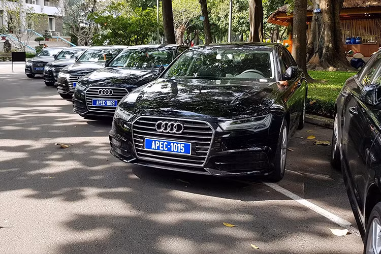 Cuối cùng là mẫu SUV Audi Q7 quattro phiên bản giới hạn phục vụ APEC. Mẫu xe nổi bật với gói ngoại thất S-line. Chiếc Q7 phiên bản đặc biệt được trang bị đèn LED Matrix, hệ thống loa BOSE, đèn nội thất, khóa điện cho tất cả các cửa tích hợp công nghệ hiển thị trên kính chắn gió (head-up display) vành hợp kim nhôm 19 inch. Audi Q7 2.0 TFSI quattro có công suất 252 mã lực với dải mô-men xoắn lên tới 370 Nm.