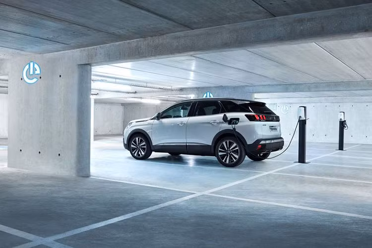 Peugeot 3008 2023 mới sẽ có thiết kế ngoại thất hoàn toàn mới. Hệ thống đèn mới với đèn định vị 3 thanh LED đặt dọc trên cản trước, lấy cảm hứng từ răng nanh sư tử đặc trưng của Peugeot.