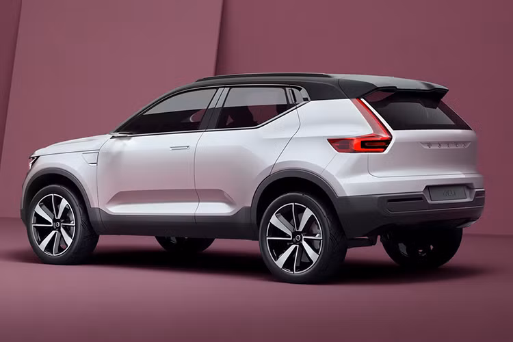 XC40 hoàn toàn mới được phát triển dựa trên mẫu Concept 40.1 từng được Volvo giới thiệu cách đây không lâu. Về thiết kế ngoại thất, rất có thể, XC40 sẽ sỡ hữu nhiều đường nét tương đồng với hai “người anh em” XC90 và XC60 đang xuất hiện trên thị trường thời gian qua.