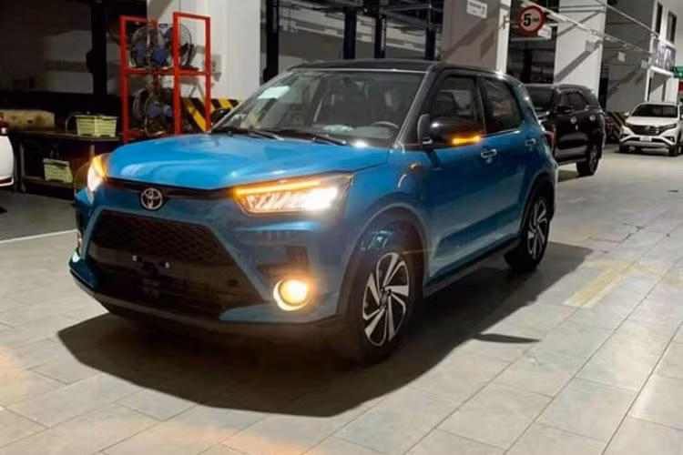 Mẫu xe ôtô A-SUV mới của Toyota ngoài nội thất ấn tượng còn sở hữu thiết kế góc cạnh, trẻ trung và với duy nhất một phiên bản, Toyota Raize 2022 mới sẽ sở hữu cụm đèn pha LED, bộ mâm phay bóng 16 inch, đèn hậu nổi khối...