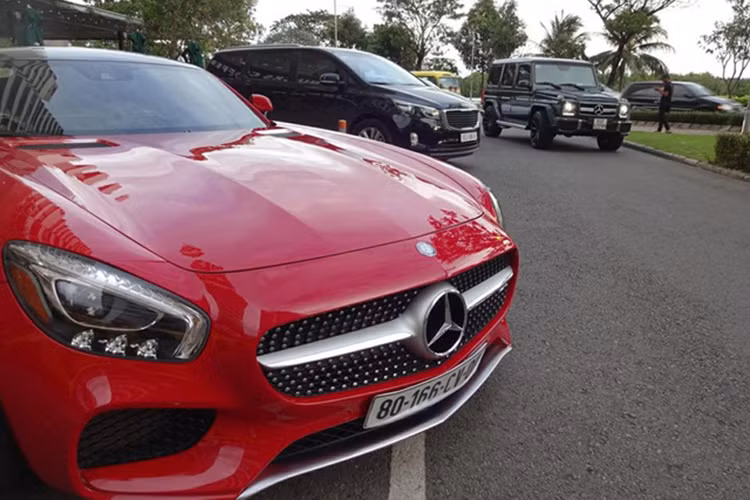 Hiện chưa rõ mức giá giao dịch cho siêu xe Mercedes-AMG GT S của doanh nhân phố núi. Chỉ biết rằng, trước ngày 1/7/2016, những chiếc GT S được phân phối chính hãng với mức giá 9,15 tỷ đồng, giá trên dành cho xe ra biển trắng. Trong khi đó, chiếc Mercedes-AMG GT S này lại mang biển kiểm soát CV và khi về tay Cường Đô la thuộc diện đã qua sử dụng.