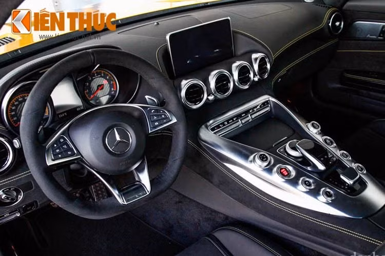 Bên trong Mercedes-AMG GT S được trang bị hàng loạt các tiện nghi cao cấp. Các trang bị công nghệ và an toàn bao gồm: Hệ thống treo thể thao thích ứng AMG RIDE CONTROL, có thể điều chỉnh 3 chế độ - ‘Comfort’, ‘Sport’ &amp; ‘Sport Plus’; lẫy chuyển số bán tự động phía sau tay lái; chức năng ECO start/stop, camera lùi...