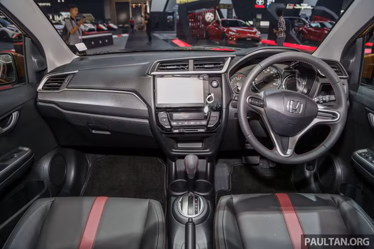 Bên trong Honda BR-V 2019, người lái được chào đón bằng không gian nội thất gợi liên tưởng đến người anh em Civic. Trong đó, mặt táp-lô và vô lăng đều có phong cách thiết kế giống Honda Civic. Nếu nhìn kỹ hơn, chúng ta sẽ thấy loa tweeter mới, các chi tiết ốp mặt táp-lô khác biệt và tính năng chỉnh điều hòa tự động.