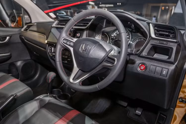 Honda BR-V 2019 mới phiên bản cao cấp nhất tại thị trường Indonesia sẽ được trang bị nội thất màu đen với những điểm nhấn màu đỏ trên ghế cũng như mặt cửa. Bản thân vô lăng và cần số của Honda BR-V 2019 bản cao cấp cũng được bọc bằng da, đi kèm chỉ khâu màu đỏ tương phản.