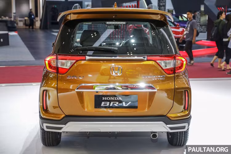 Trái với đầu xe, thiết kế sườn và đuôi xe của Honda BR-V 2019 không thay đổi quá nhiều. Vòng sang bên sườn, chúng ta thấy sự xuất hiện của bộ vành hợp kim 16 inch với thiết kế 10 chấu phối 2 tông màu thể thao hơn. 