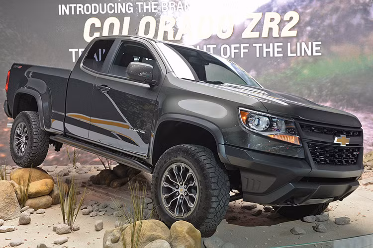 Giá bán Colorado ZR2 được Chevrolet công bố từ 40.995 USD. Thấp hơn 705 USD so với chiếc Toyota Tacoma TRD Pro tiêu chuẩn nhưng cũng khá sát với các dòng xe bán tải lớn hơn nhiều như Ford F150 Raptor có giá từ 49.520 USD và Ram 2500 Power Wagon có giá từ 53.015 USD.