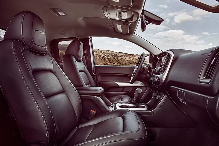 Những phụ kiện bổ sung cho Chevrolet Colorado ZR2 bao gồm tấm ốp gầm bằng nhôm tích hợp vào cản va trước, lưới tản nhiệt mới, mâm hợp kim đa chấu 17 inch độc quyền và vỏ chuyên dụng Goodyear Duratrac, bánh dự phòng được gắn trên thùng sau, hệ thống âm thanh cao cấp,...