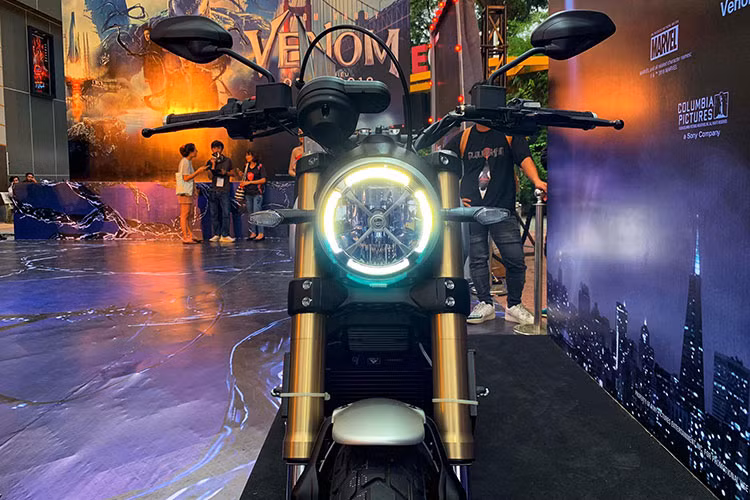 Là dòng xe mới của Ducati, Scrambler 1100 không khác biệt quá nhiều về hình thể so với những dòng có dung tích động cơ nhỏ hơn ra mắt trước. Ở phía trước, đèn pha của chiếc xe vẫn có dạng chóa tròn cổ điển với vòng sáng LED ban ngày bao quanh. Tuy nhiên giữa đèn pha xe đã có thêm một thanh hình chữ X cách điệu trang trí thêm.