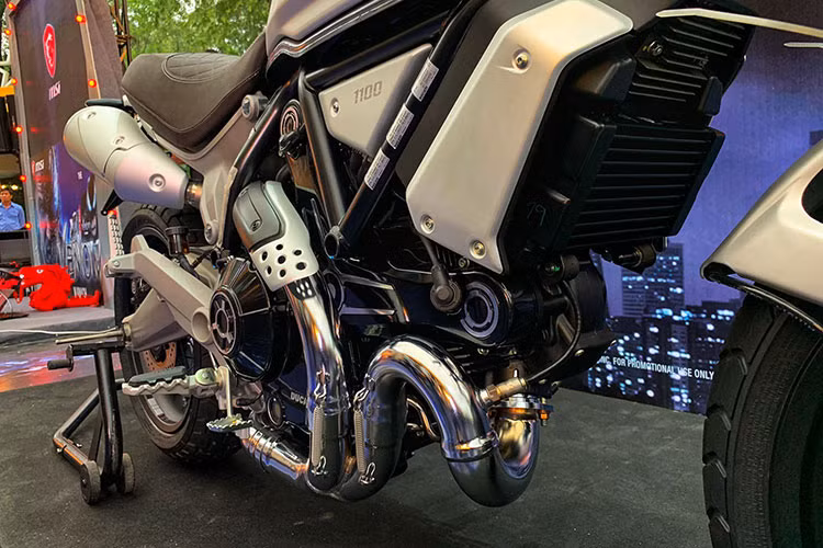 Tương tự những phiên bản Scrambler 1100 khác, Ducati Scrambler Sport 1100 sử dụng động cơ L-Twin, Desmodromic, 2 van trên mỗi xi-lanh, làm mát bằng gió, dung tích 1.079cc. Hệ thống động cơ này giúp sản sinh công suất 86 mã lực tại 7.500 vòng/phút, mô-men xoắn cực đại 88 Nm tại 4.750 vòng/phút, đi kèm hộp số 6 cấp.