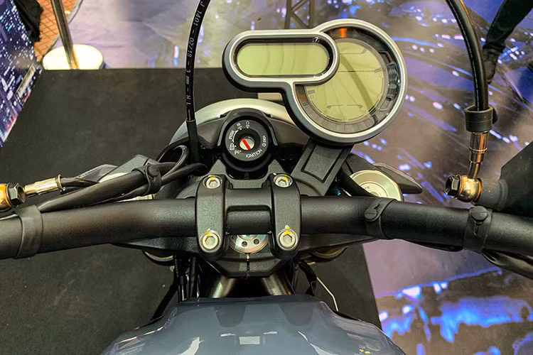 Đồng hồ kiểu mới trên Scrambler 1100 vẫn là dạng full kỹ thuật số nhưng được làm mới khi có thêm hình oval nhỏ hiển thị tốc độ, cấp số. Bảng đồng hồ chính hình tròn hiển thị vòng tua, chế độ lái, hành trình, mức xăng, thời gian, mức can thiệp của hệ thống kiểm soát lực kéo...
