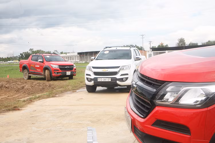 Mức giá mới của Chevrolet Colorado được niêm yết cho các phiên bản như sau; Colorado LTZ AT giá còn 789 triệu đồng, Colorado LTZ MT còn 779 triệu đồng, Colorado LT 2 cầu giá 639 triệu đồng và Colorado LT 1 cầu giá công bố 614 triệu đồng. Bản High Country còn 809 triệu đồng. 
