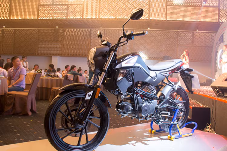 Kymco Việt Nam vừa chính thức cho ra mắt phiên bản xe máy côn tay sử dụng động cơ 50cc dành cho khách hàng nam học sinh sinh viên mang tên Kymco K-Pipe 50. Đây là mẫu xe máy phổ thông hướng đến các đối tượng khách hàng trẻ mới chơi chơi xe và đặc biệt không cần bằng lái A1.