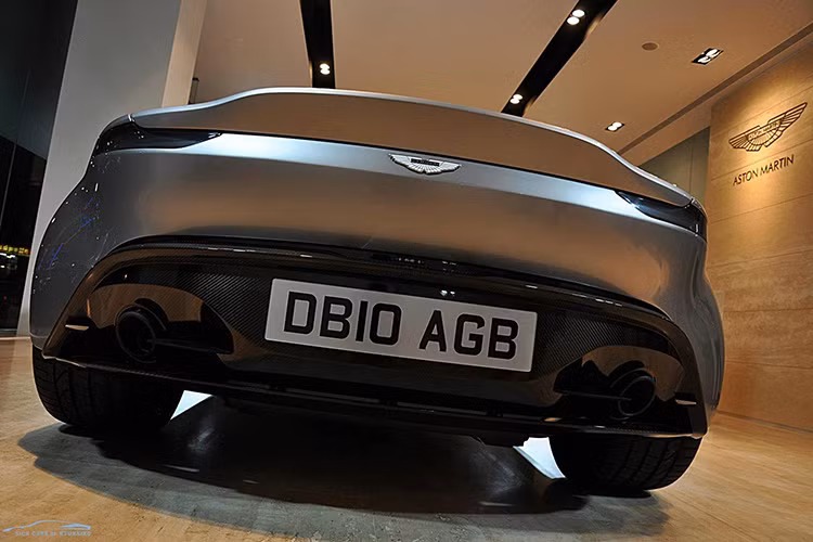 Ở phiên “bản nháp” này, Spectre Aston Martin DB10 được cung cấp sức mạnh bởi động cơ V8 dung tích 4,7L và có hệ thông truyền động bánh sau.
