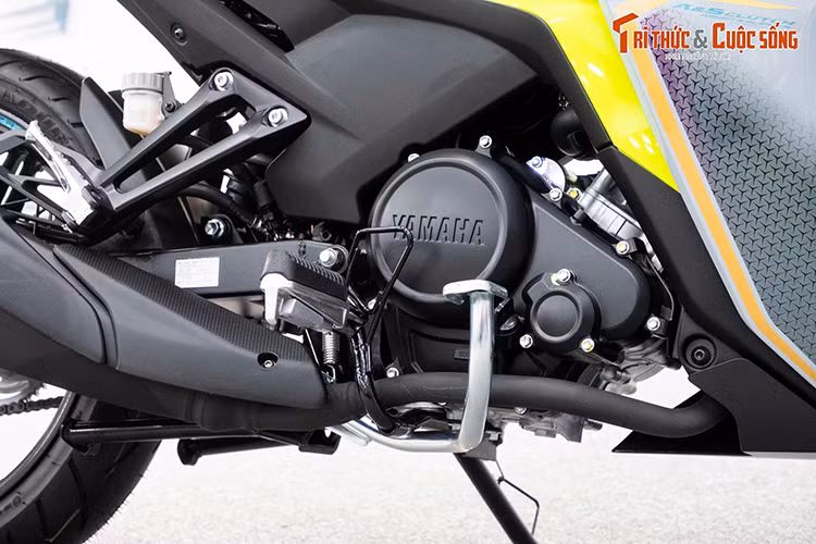 Khi mua xe côn tay Yamaha Y16ZR 6MRO, khách hàng còn nhận được bộ quà tặng độc quyền gồm: Mũ bảo hiểm, Mô hình kim loại, Khóa chống trộm, Thẻ chứng nhận phiên bản giới hạn, Đồng hồ G-Shock có số thứ tự trùng với xe. 