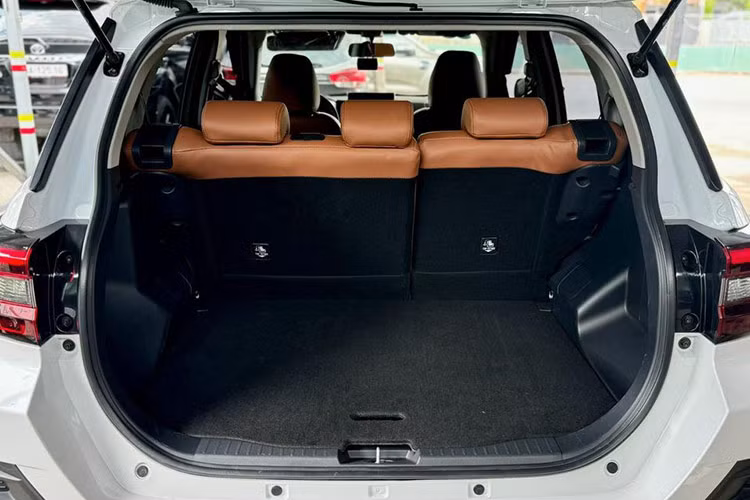 Thiết kế trẻ trung, với cách phối màu ấn tượng cũng là điểm giúp Toyota Raize thu hút khách hàng trẻ tuổi. Hệ thống đèn trên xe đều tích hợp công nghệ LED và đèn hậu nổi khối ấn tượng.