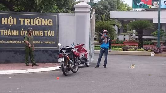 Thanh nien quay truoc cong Thanh uy Vung Tau co bieu hien la