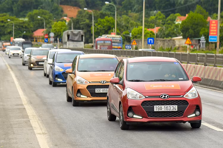 Theo các số liệu mới nhất của Hiệp hội các nhà sản xuất ôtô Việt Nam (VAMA) và Hyundai Thành Công vừa công bố, những mẫu xe Hyundai tiếp tục làm mưa làm gió với gần 5.000 xe du lịch bán ra, vượt xa Toyota. Cụ thể, với doanh số 1.820 xe, mẫu xe cỡ nhỏ Hyundai Grand i10 đã trở thành "vua doanh số" thị trường ôtô Việt.