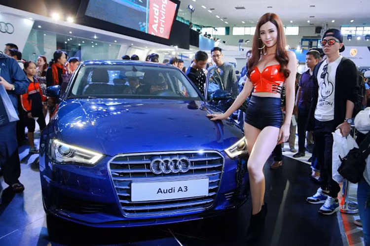 Sự xuất hiện của ca sỹ Đông Nhi tại gian hàng của Audi bên cạnh mẫu A3 Sportback trong ngày hôm qua 10/10 đã khiến nhiều khách hàng đặc biệt là giới trẻ đổ dồn về đây chiêm ngưỡng.