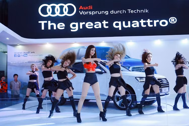 Tại gian hàng của Audi tại triển lãm VIMS 2015, ca sỹ Đông Nhi đã cùng vũ đoàn có màn biểu diễn đầy sôi động bên cạnh mẫu xe "hàng hot" Audi Q7 hoàn toàn mới.