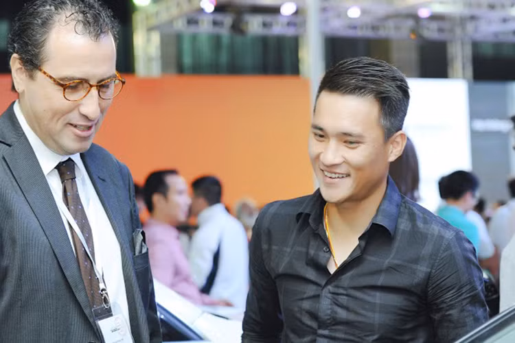 Công Vinh vui vẻ trò chuyện cùng với ông Laurent Genet, Tổng giám đốc Audi Việt Nam về công nghệ và những mẫu xe mới của Audi.