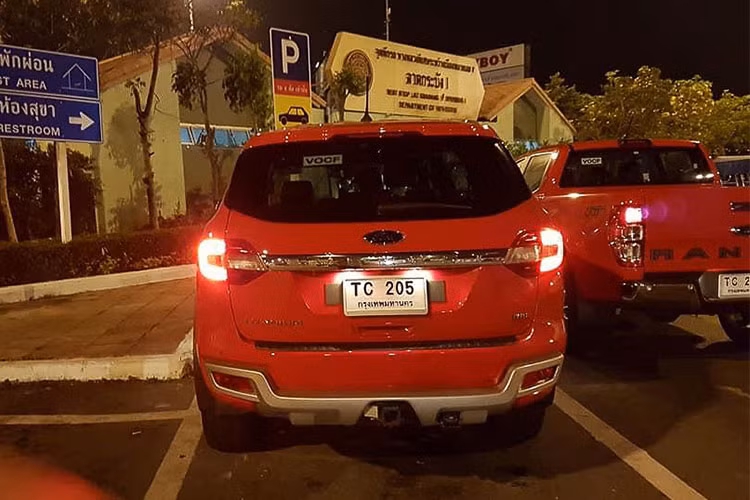Ở phía trước, Ford chỉ thay thế khung lưới tản nhiệt với 3 nan giữa mảnh khảnh hơn, cùng với đèn sương mù ngắn hơn. 2 bên thân xe, viền chrome ở các hốc gió cũng chỉ được thay đổi nhẹ, đi kèm với bộ mâm 6 cánh kép 2 tông màu mới. Trong khi đó, phần đuôi được giữ nguyên.