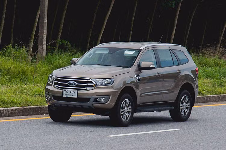 Một động cơ mới 2.0 L TDCi với công suất 180 mã lực và mô men xoắn cực đại 420 Nm cũng được thêm vào, đặt giữa hai tùy chọn động cơ dầu 3.2L TDCi, động cơ dầu 2.2 L TDCi cũ. Hấp dẫn hơn nữa là ngoài hộp số tự động 6 cấp cũ, xe sẽ có thêm hộp số tự động 10 cấp dành riêng cho phiên bản 2.0L TDCi Bi-Turbo.