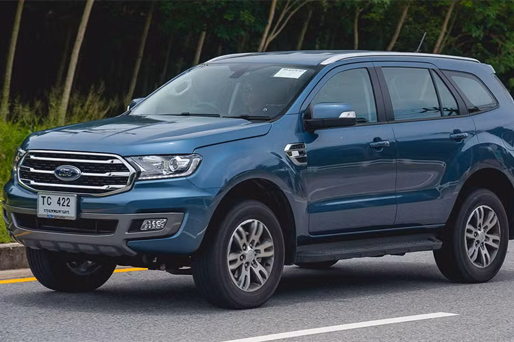 Động cơ và hộp số mới cũng là điểm cộng trên bản facelift này. Theo indianautosblog, chiếc xe sẽ được trang bị thêm động cơ dầu 2.0L TDCi Bi-Turbo (thừa hưởng từ dòng Ford Ranger Raptor mới). Động cơ này hứa hẹn đem đến công suất 213 mã lực và mô men xoắn cực đại 500 Nm.