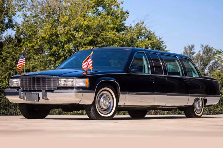 Lịch sử sử dụng xe limousine Cadillac bọc thép chống đạn của tổng thống Mỹ bắt đầu từ thời Franklin D. Roosevelt trong Thế chiến thứ hai. Lúc đó, Mật vụ Mỹ quyết định sử dụng xe bọc thép để bảo vệ Tổng thống Roosevelt, một quyết định được duy trì xuyên suốt các đời tổng thống Mỹ sau này. 