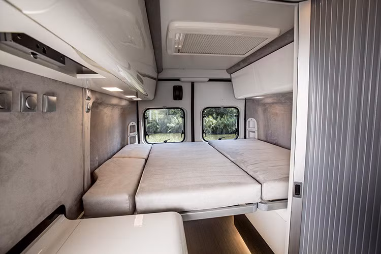 Ngoài hệ thống giường ngủ linh hoạt, Fiat Ducato Expedition còn được trang bị một tủ gỗ cao cấp, 2 TV màn hình phẳng, hệ thống âm thanh đa loa, hệ thống thông tin giải trí...