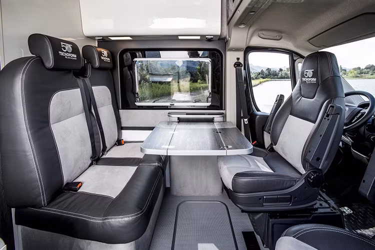 Về nội thất, Fiat Ducato Expedition đặc trưng bởi yếu tố nội thất và vật liệu công nghệ tiên tiến, tạo ra một môi trường sống cho thư giãn tối đa.