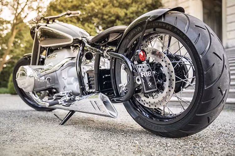 Là một chiếc xe hướng đến phong cách hoài cổ, BMW Motorrad đã không trang bị hệ thống giảm xóc điều khiển điện cho R18, mà thay vào đó là bộ phuộc ống lồng với đường kính lên đến 49 mm. Hệ thống giảm xóc của xe có biên độ dao động lên đến 120 mm ở bánh trước và 90 mm ở bánh sau. Gác chân người lái được bố trí phía sau xi-lanh máy...