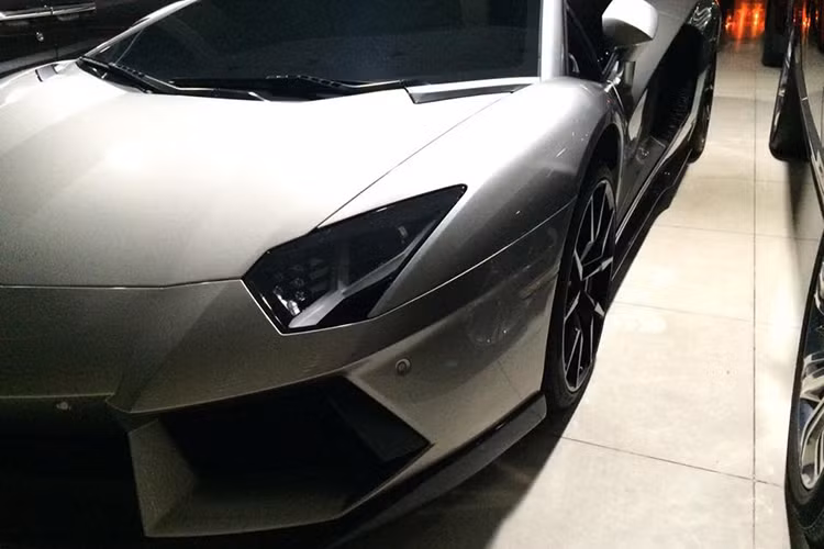 Hãng độ đến từ Đức từng giới thiệu phiên bản Lamborghini Aventador LP900-4 Molto Veloce của mình dựa trên siêu xe hàng hot Aventador LP700-4, trong đó, điểm nhấn là khối động cơ được "thông nòng" công suất tối đa lên mức 900 mã lực và bộ body kit mới đầy hiếu chiến.
