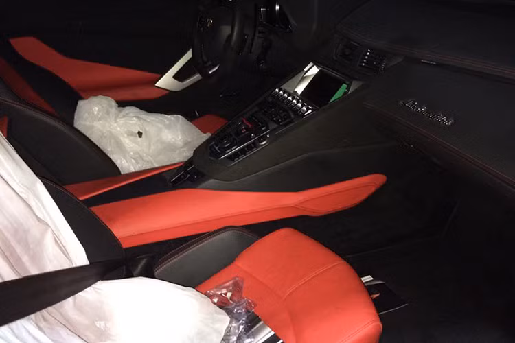  Bên trong nội thất chiếc Lamborghini Aventador LP700-4 DMC sở hữu ghế da màu đỏ kết hợp với màu đen của nhiều chi tiết, khiến nó trở nên nổi bật và tạo cho không gian nội thất thêm phần mạnh mẽ. Tuy nhiên cũng không có quá nhiều thay đổi bên trong nội thất so với bản thường.