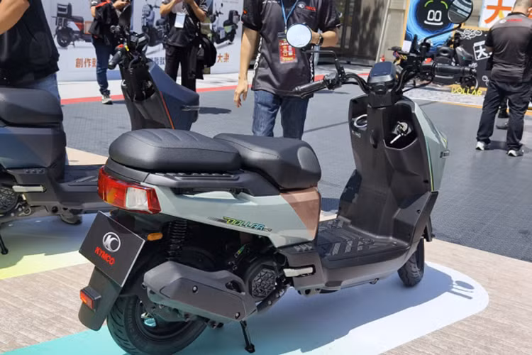 Mang phong cách xe tay ga nhưng Kymco Dollar sở hữu thiết kế khác biệt với phần đầu xe nhô ra phía trước, tích hợp cụm đèn pha kép với hai bóng LED tách biệt kết hợp dải đèn LED chạy dọc hai bên yếm xe trước.