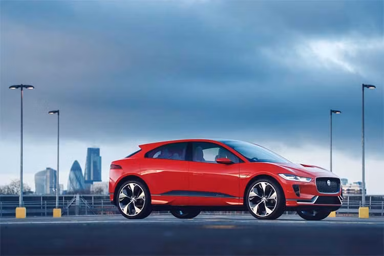 Dù Jaguar "luôn miệng" khẳng định I-Pace là một chiếc SUV nhưng cũng giống như các đối thủ, chiếc xe giống một mẫu hatchback được "nâng gầm" để trở thành crossover hơn. Giống như các dòng xe mới của Jaguar, I-Pace sở hữu "bộ mặt" đầy hấp dẫn với lưới tản nhiệt rộng ngang cùng các đèn pha LED dài đầy sắc sảo.